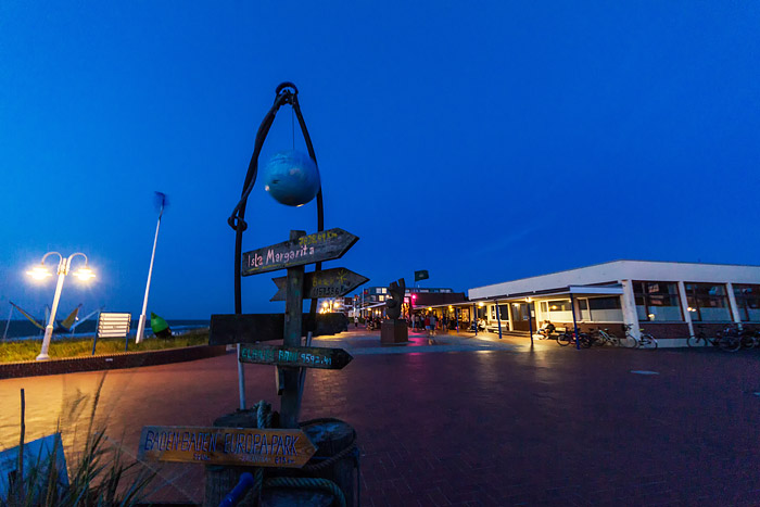 Strandpromenade im Dämmerlicht