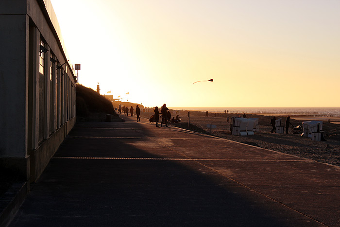 Goldene Stunde auf der Strandmauer