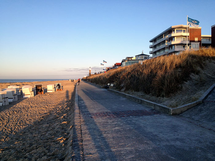 Auf der Strandmauer