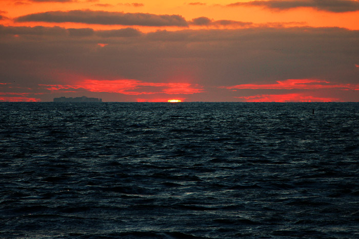 Letzte Sonnenstrahlen über dem Meer