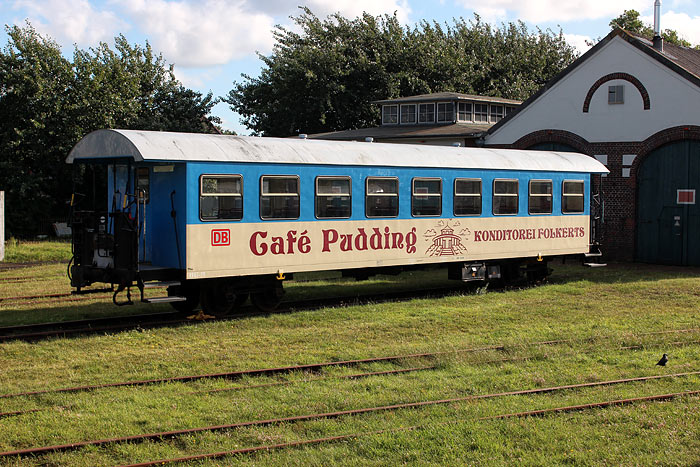 Wagen 63 211 vor dem Lokschuppen