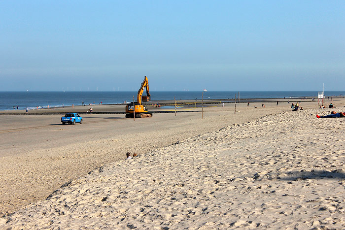 Hauptstrand mit Bagger
