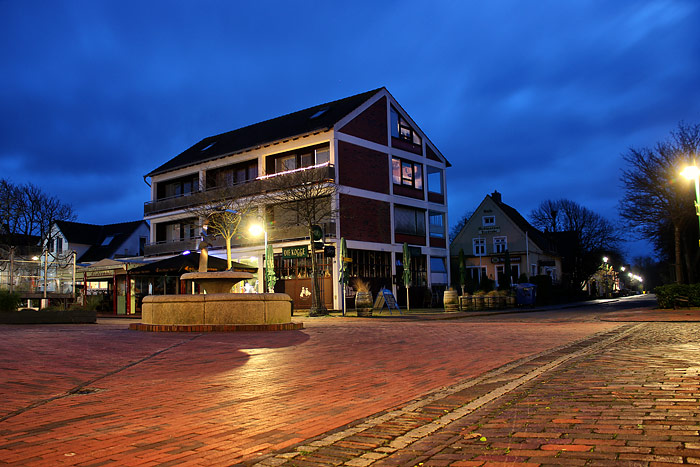 Abendlicher Appellplatz im Inseldorf