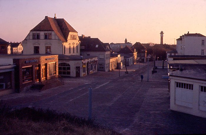 Zedeliusstraße in der Abenddämmerung