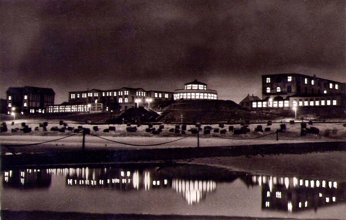 Pudding und Strandhotels bei Nacht