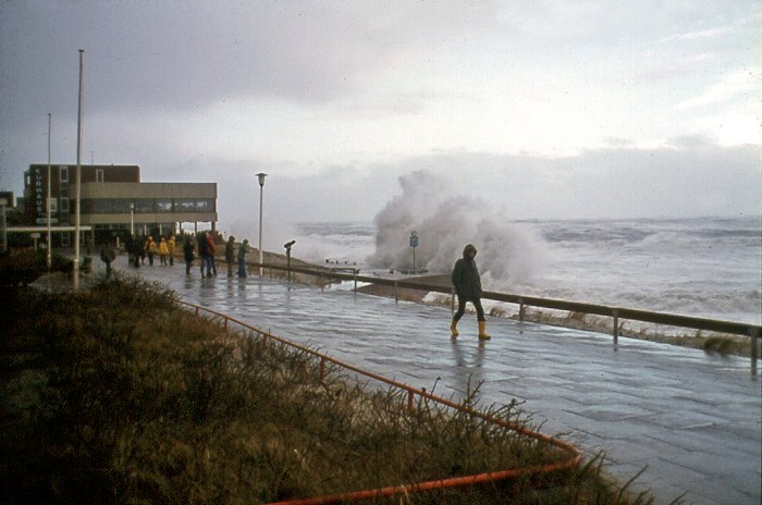 Sturmflut 1976. Blick über die Strandpromenade