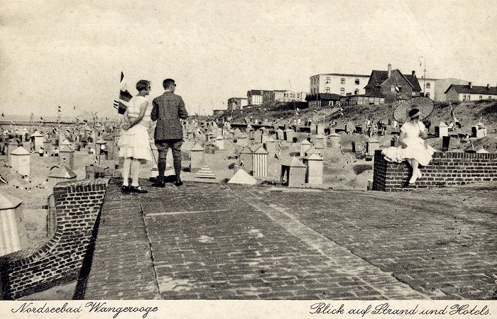 Blick auf Strand und Hotels