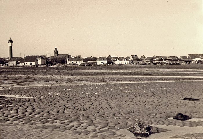 Blick vom Wattenmeer zum Dorf