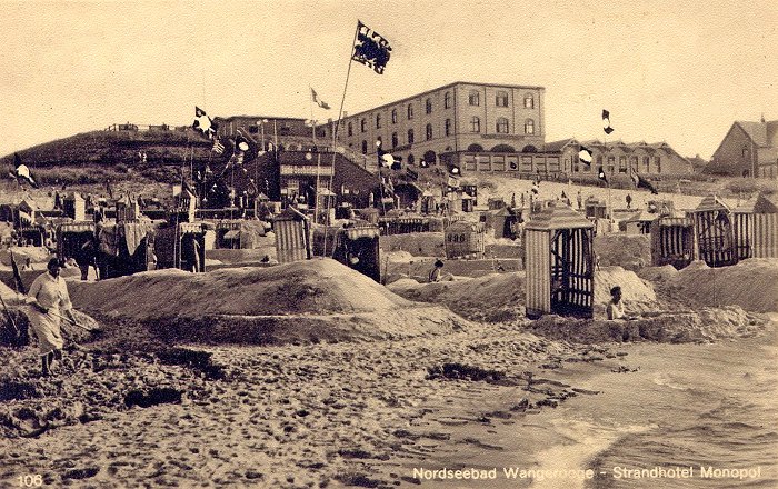 Strand mit Hotel Monopol