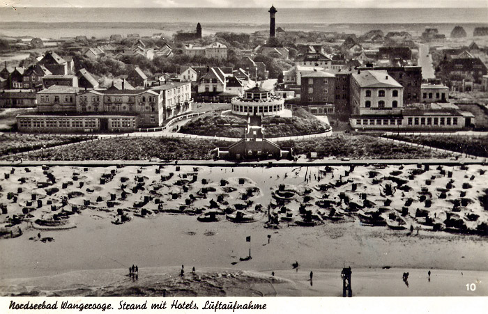 Strand mit Hotels. Luftaufnahme