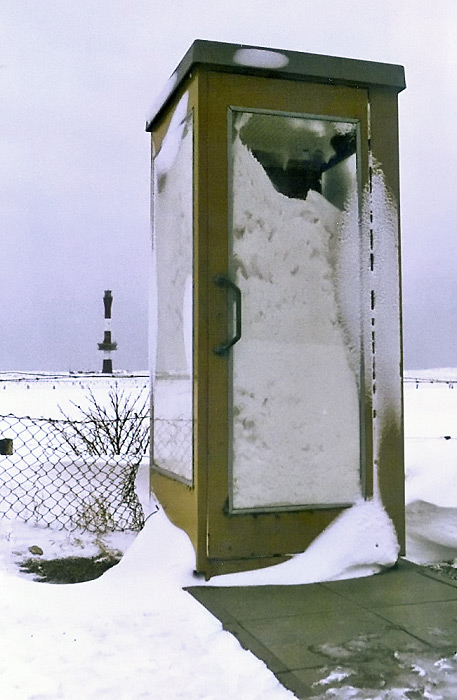 Telefonzelle im Schnee