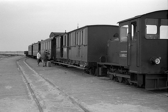 Abschiedsszene mit Köf99 und Zug