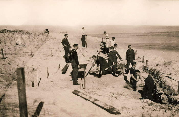 Soldaten bei der Arbeit in den Dünen