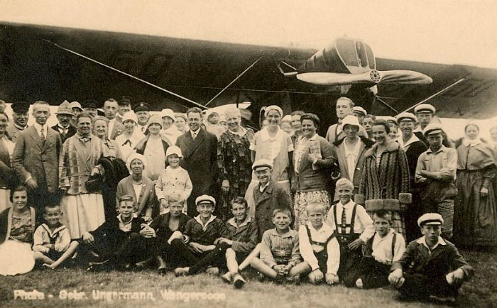 Gruppenbild am Flugplatz
