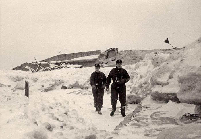 Zerstörte Strandmauer im Schnee
