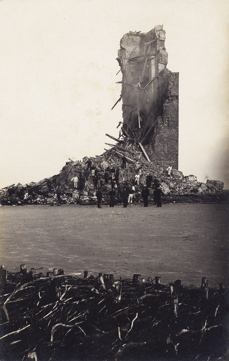 Zur Hälfte gesprengter Westturm