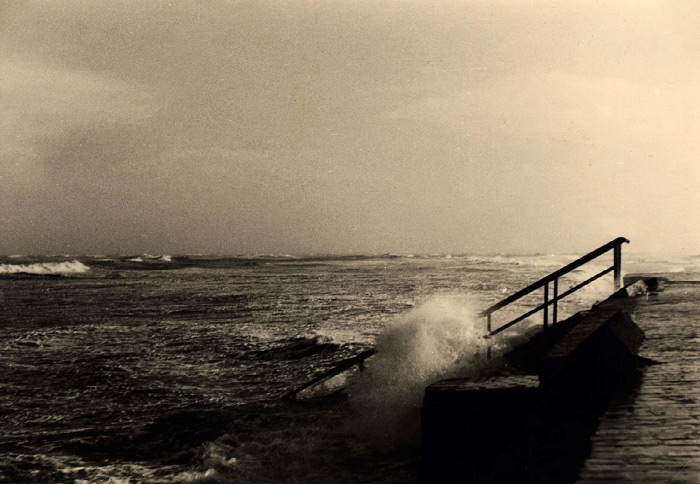 Brandung an der Strandmauer