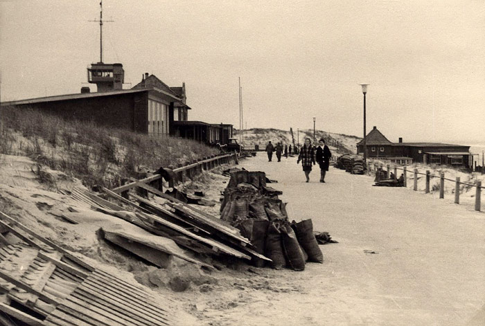 Befüllte Sandsäcke auf der Promenade