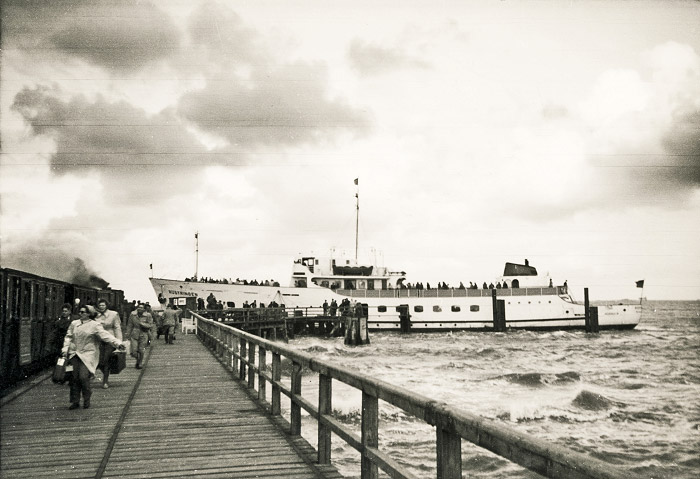 MS &raquo;R&uuml;stringen&laquo; am Ostanleger