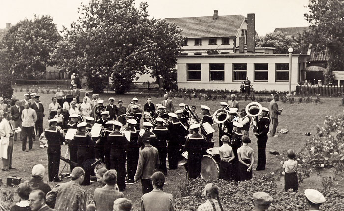 Rundfunkkonzert auf dem Dorfplatz