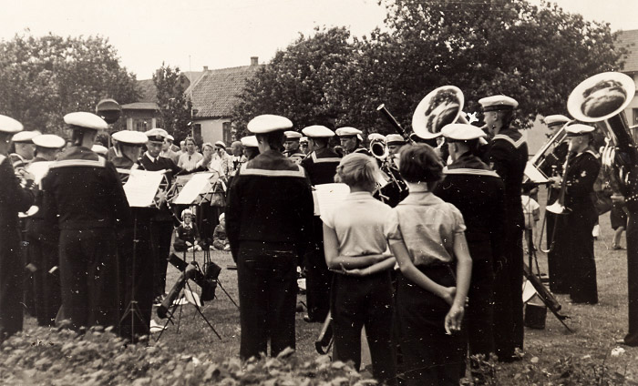 Rundfunkkonzert auf dem Dorfplatz
