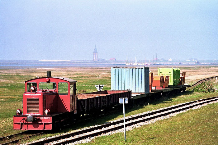 Müllzug auf dem Weg zum Anleger