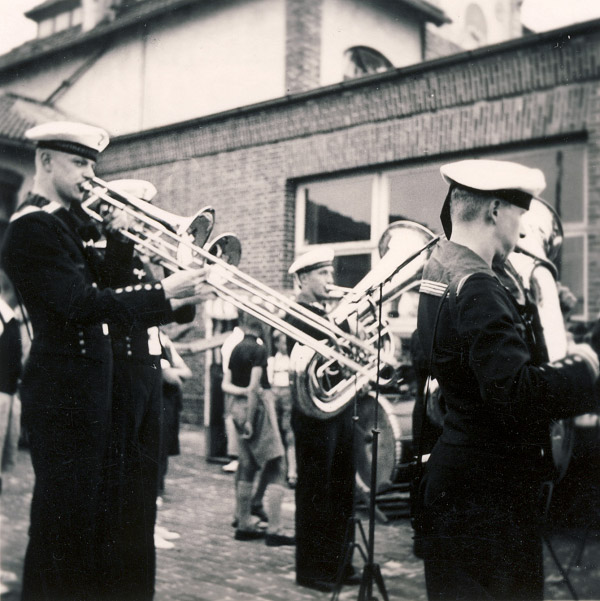 Blaskonzert vor dem Warmbadehaus