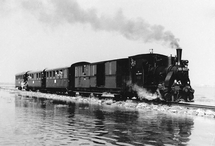 Inselbahn-Zug mit Dampflok 99 023