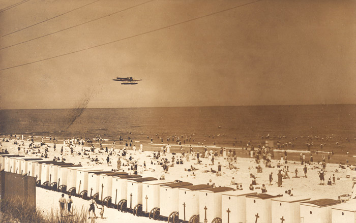 Ein Wasserflugzeug überfliegt den Strand