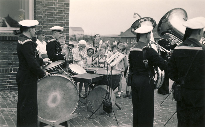 Marinekapelle vor dem Warmbadehaus