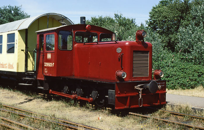 Lok 329&nbsp;503-7 am Bahnsteig