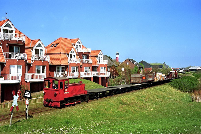Güterzug auf dem Weg zum Anleger