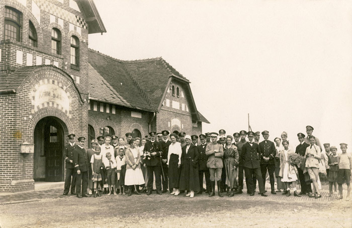 Gruppenfoto auf dem Bahnhofsvorplatz
