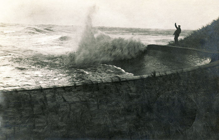 Strandmauer bei Sturm