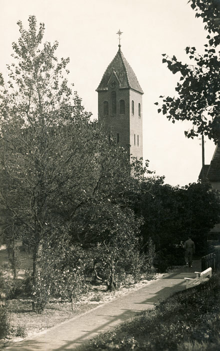 Dorfplatz mit evangelischer Kirche