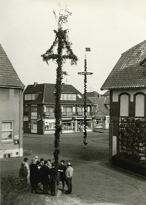 Aufstellen eines »geklauten« Maibaums