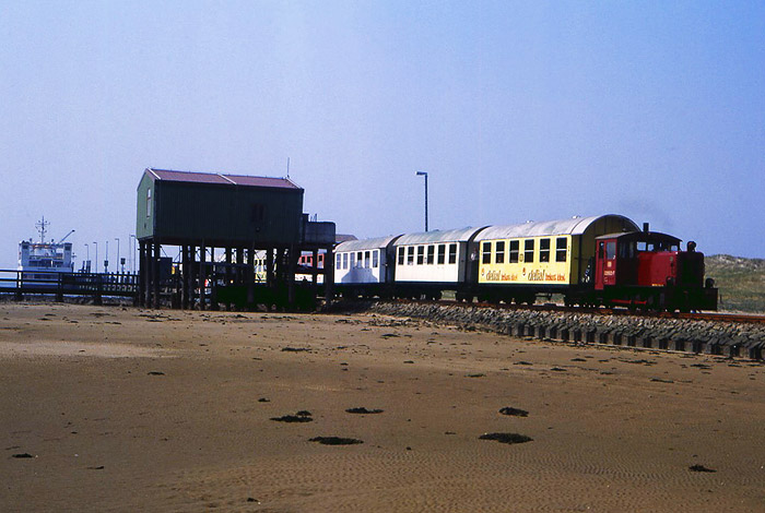 Personenzug mit Lok 329 503-7