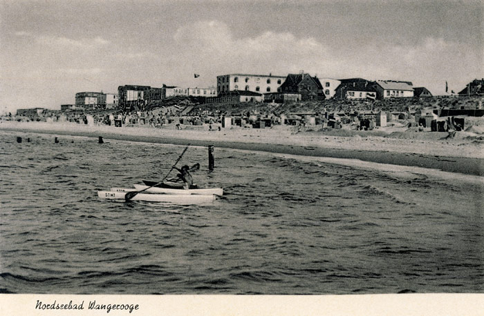 Paddelboote am Strand