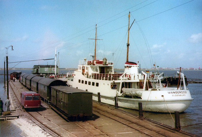 Westanleger mit Inselbahn und Bäderschiff