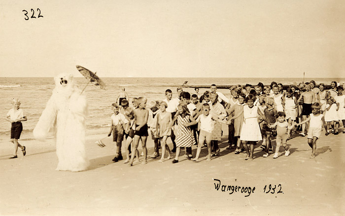 Kindergruppe mit Eisbär