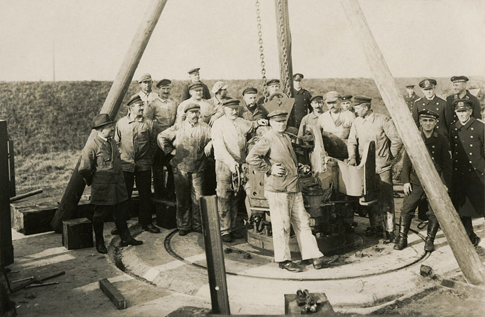 Marinesoldaten der Küstenartillerie am Geschütz