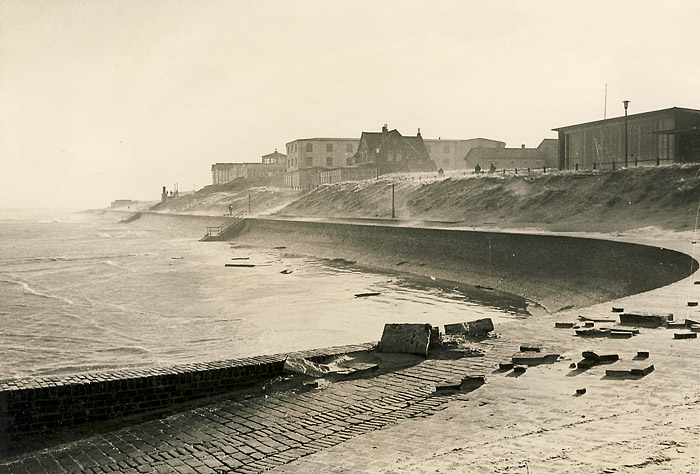 Sturmflut 1962. Strandmauer nach der Flut