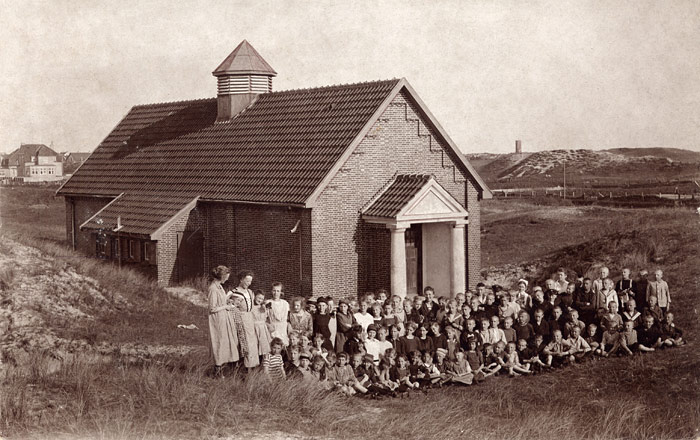Gruppenfoto vor der Dünenhalle