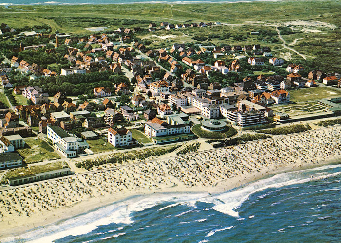 Hauptstrand und Dorf von oben