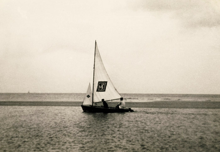 Segelboot im Priel