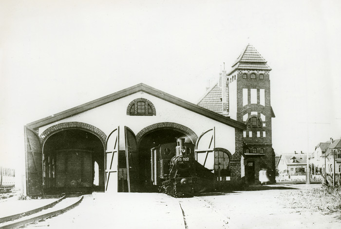 Bahnhof mit Bahnsteighalle und Lok 99 022