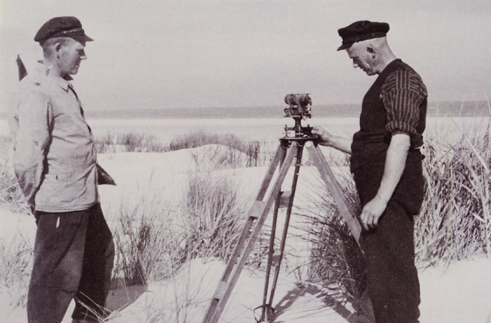 Vermessungsarbeiten am Strand