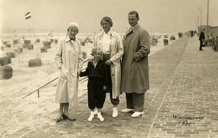Familienfoto auf der Strandmauer