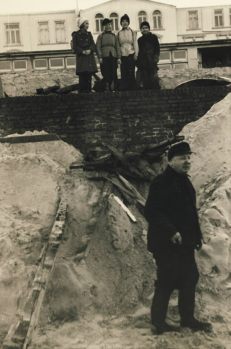 Holzreste vor der Strandmauer
