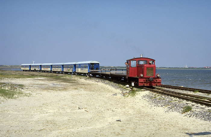 Personenzug mit Lok 399 102-3